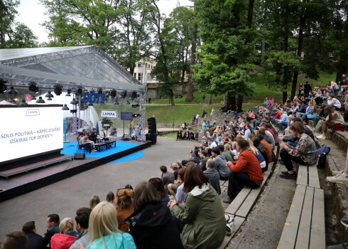 Sarunu festivāls "Lampa" Cēsu pils parkā.