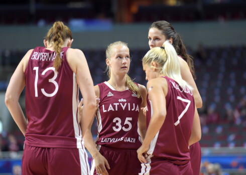 Latvijas basketbolistes pēc pirmā puslaika zaudē Spānijai