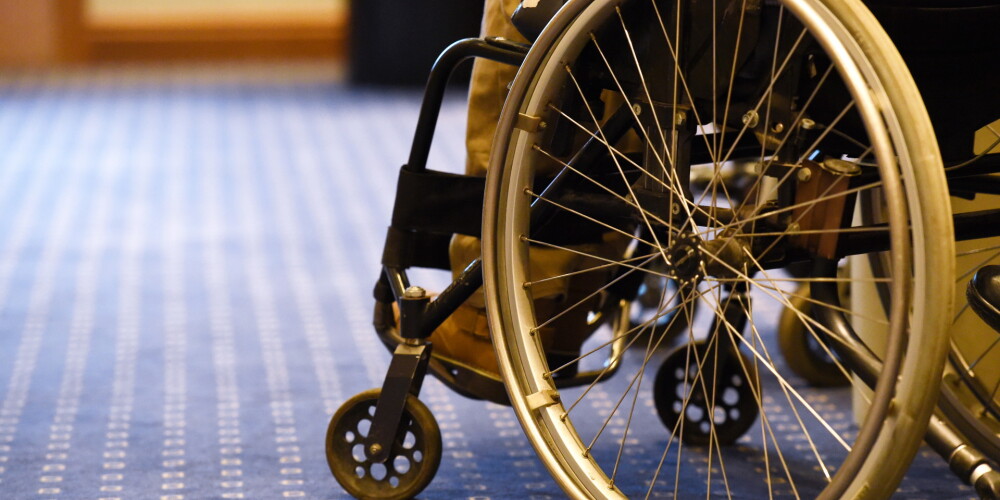 No šodienas par 100 eiro palielina pabalstu bērniem un pieaugušajiem ar ļoti smagu invaliditāti