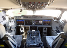 Nacionālās aviokompānijas "airBaltic" gaisa kuģa "Airbus A220-300" pilotu kabīne.