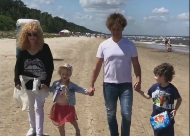 Видео: Алла Пугачева и Максим Галкин с детьми вышли на первую прогулку в Юрмале