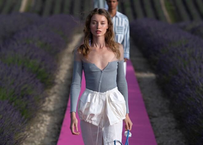 "Jacquemus" sarīko iespaidīgu modes skati Provansas lavandu laukā