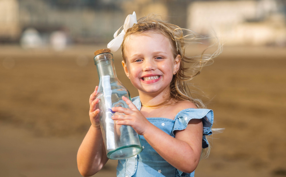 Četrus gadus veca meitene jūrā Spānijā iemetusi pudeli ar vēstījumu, ko pēcāk atradis pāris Maskavas upē