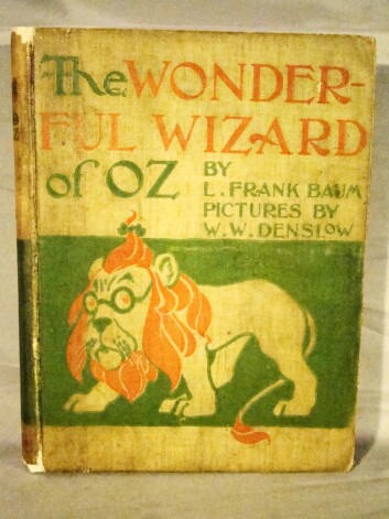 1900. gada 5. jūlijā ASV tiek publicēta jau vēlāk par klasiku kļuvusī Laimena Frenka Bauma grāmata "The Wonderful Wizard of Oz" ("Oza zemes burvis").