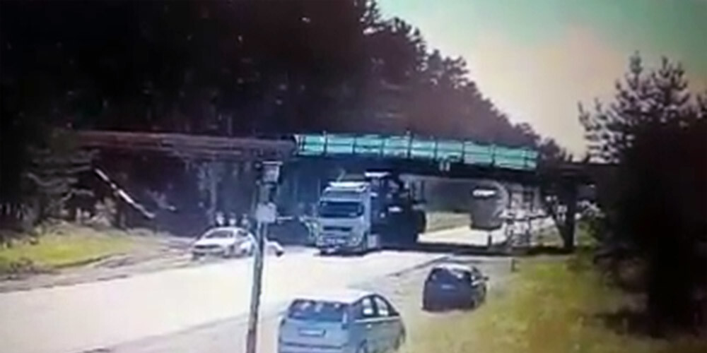 VIDEO: kravas auto uz Vidzemes šosejas gandrīz sagrauj tiltu, uz kura atrodas gājēji