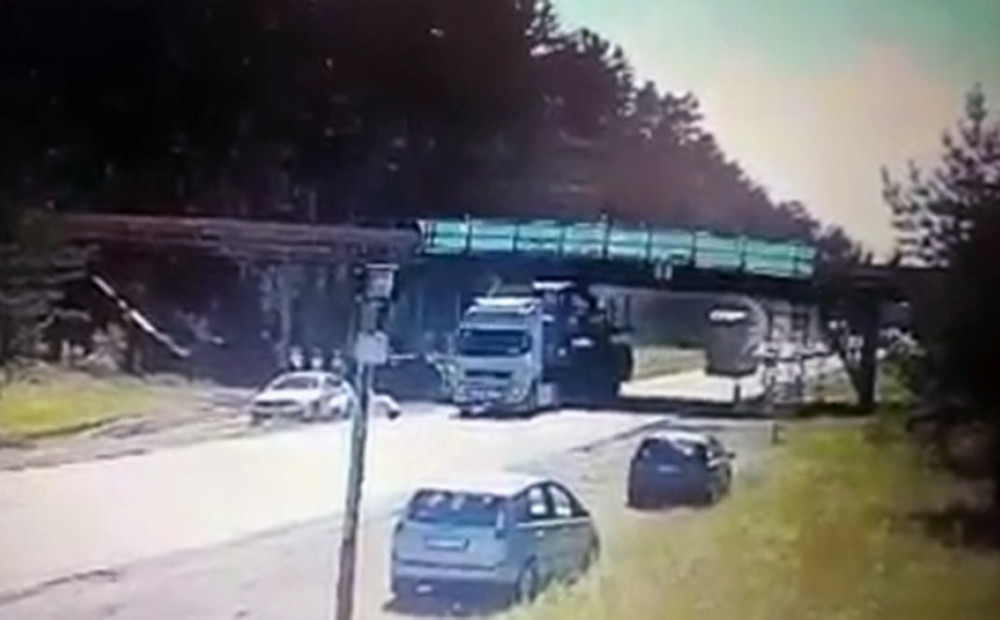 VIDEO: kravas auto uz Vidzemes šosejas gandrīz sagrauj tiltu, uz kura atrodas gājēji