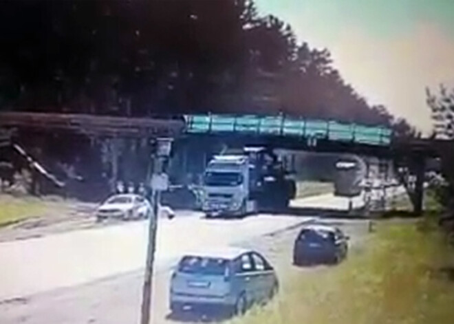 VIDEO: kravas auto uz Vidzemes šosejas gandrīz sagrauj tiltu, uz kura atrodas gājēji