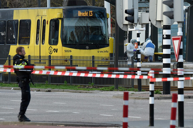 Policisti un speciālisti Utrehtā, kuri pēc uzbrukuma veic izmeklēšanu.