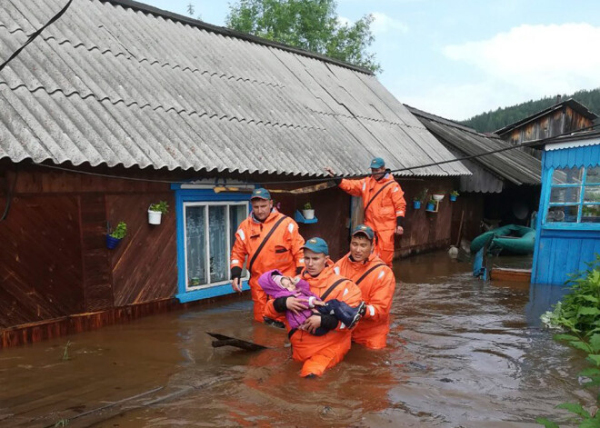 VIDEO: plūdos Sibīrijā no ārpasaules izolēti 4 ciemi un daudz bojāgājušie