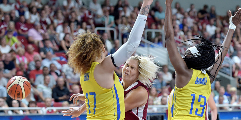 Latvijas basketbolistes atduras pret Zviedriju un ar graujošu zaudējumu savu skatītāju priekšā noslēdz EČ