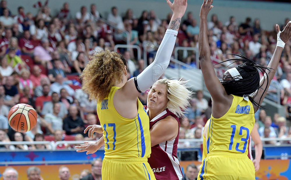 Latvijas basketbolistes atduras pret Zviedriju un ar graujošu zaudējumu savu skatītāju priekšā noslēdz EČ