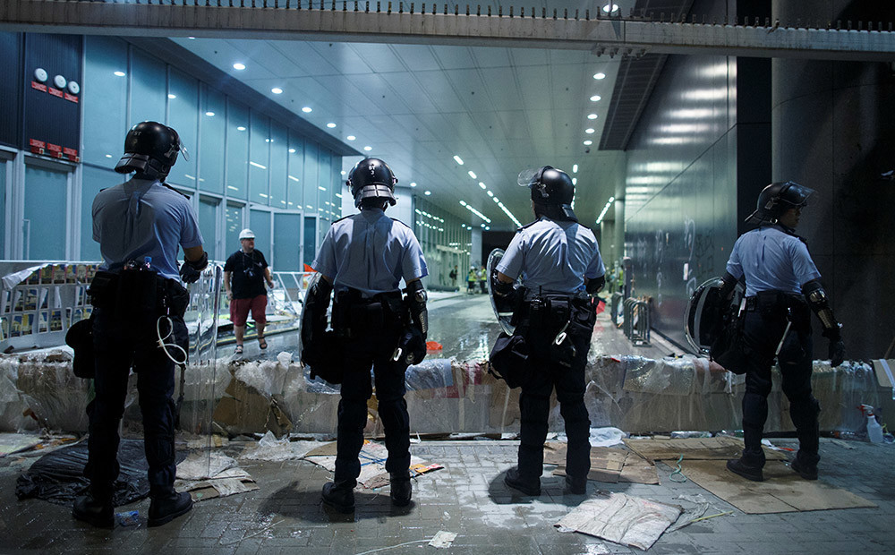 Honkongas policija izklīdina protestētājus no reģionālā parlamenta ēkas