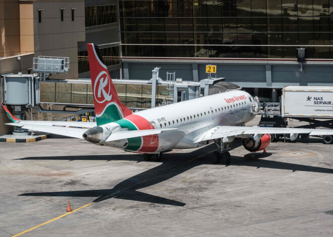 Dārzā Londonā atrod no "Kenya Airways" izkrituša bezbiļetnieka līķi