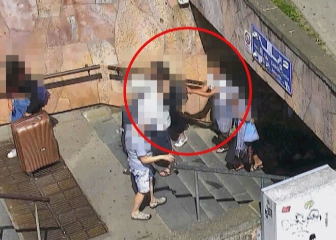 Видео: банда карманников в центре Риги "обрабатывает" туристок