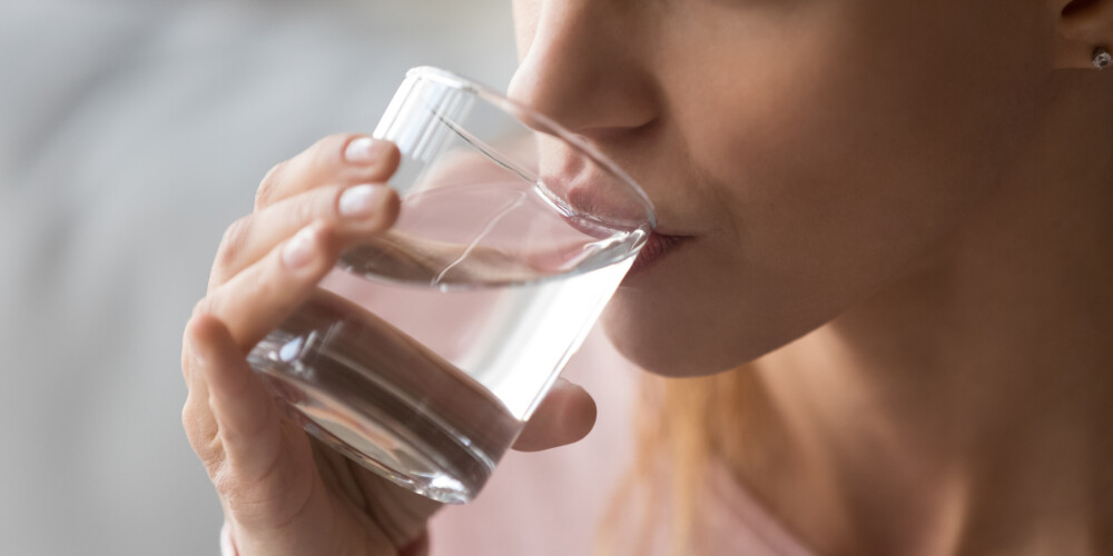 Silta glāze ūdens no rīta - kāpēc tas ir tik svarīgi? Sāpju ārste atklāj trikus, kā uzlabot pašsajūtu