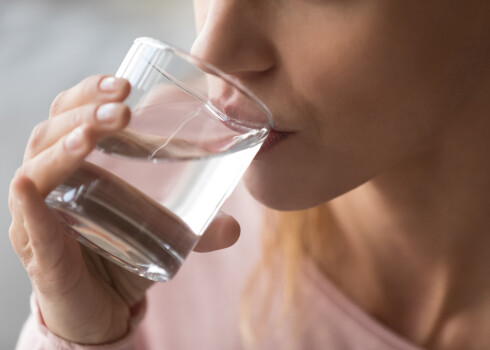Silta glāze ūdens no rīta - kāpēc tas ir tik svarīgi? Sāpju ārste atklāj trikus, kā uzlabot pašsajūtu