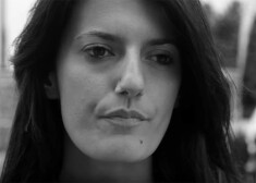 Florijana Ismaili brīvdienās atpūtās pie Komo ezera. 24 gadus vecā Šveices izlases futboliste no laivas ielēca ūdenī, bet tā arī neuzpeldēja.