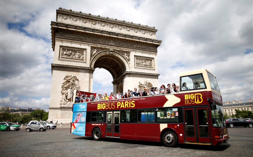 Parīze pošas aizliegt tūristu busus, lai cilvēki sāktu staigāt