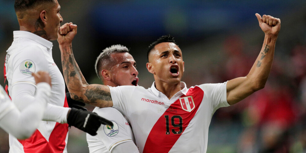 Peru futbolisti līksmo pēc vārtu guvuma.