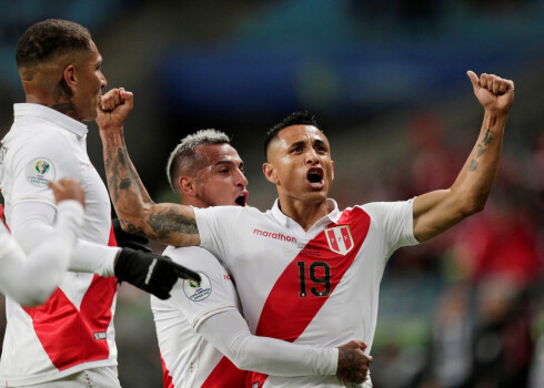 Peru futbolisti līksmo pēc vārtu guvuma.