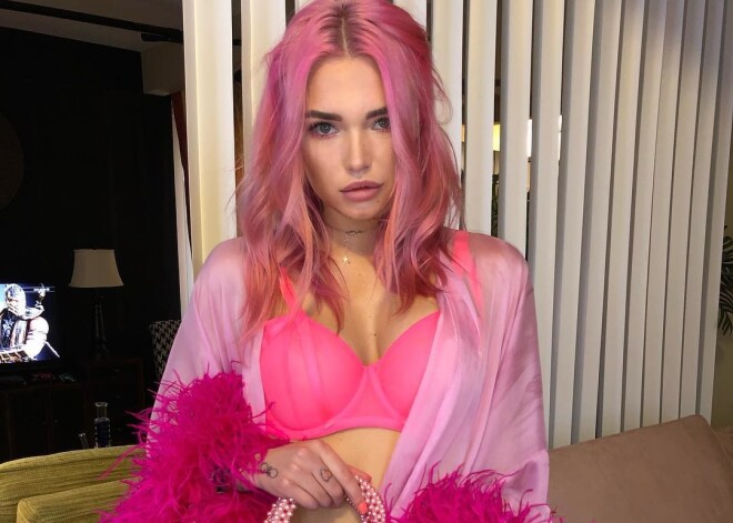 Лишившаяся пальцев в аварии дочь миллиардера Настя Кудри научилась играть на фортепиано