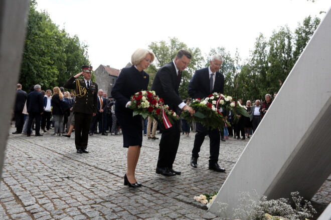 Saeimas priekšsēdētāja Ināra Mūrniece, Valsts prezidents Raimonds Vējonis un Ministru prezidents Krišjānis Kariņš noliek ziedus Holokausta upuru memoriālā Gogoļa ielā Latvijas Ebreju draudžu un kopienu padomes rīkotā ebreju tautas genocīda upuru piemiņas pasākuma laikā.