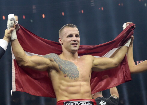Latvijas bokseris Mairis Briedis pēc uzvaras ringā, kur cīnījās Pasaules boksa supersērijas (WBSS) pusfinālā smagajā svarā (līdz 90,7 kilogramiem) ar poļu bokseri Kšištofu Glovacki "Arēnā Rīga".