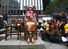 Dienvidkoreja likvidējusi Japānas palīdzības fondu bijušajām karalaika seksa verdzenēm - "komforta sievietēm"