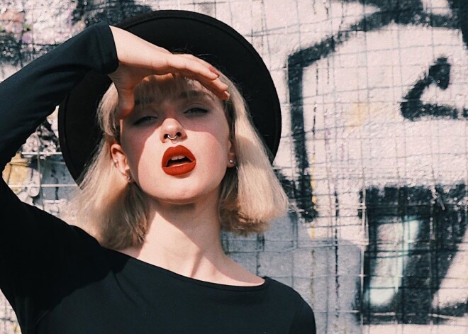 Дочь Ларисы Гузеевой снялась топлес в обнимку с подругой