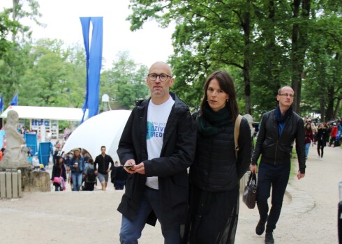 Cēsu pilsdrupu estrādē sarunu festivāla "Lampa" laikā politiķis bija sastopams ar jaunu pavadoni.