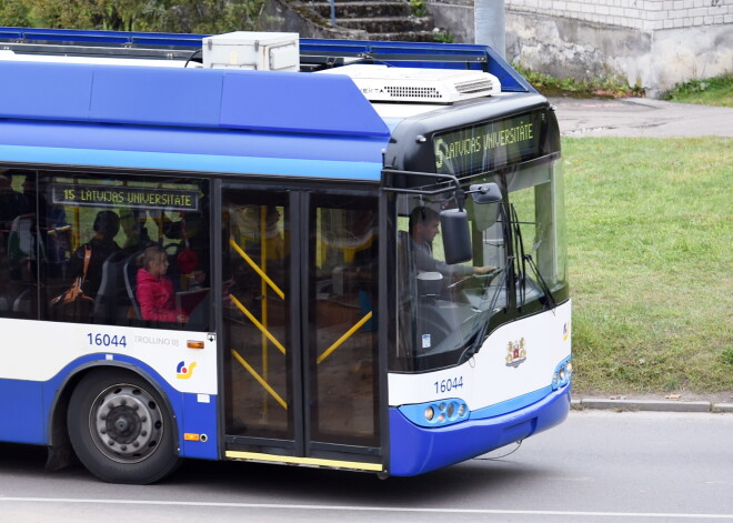 Turpinās strīds, vai drīkst ar videokameru novērot "Rīgas satiksmes" šoferus pie stūres