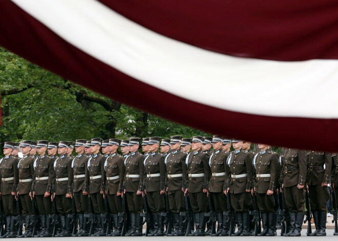 Amatpersonas Latvijas armijas simtgadē pateicas karavīriem par drosmi