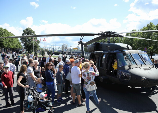 FOTO: ar spēku parādi un izklaidēm Latvijas armija krastmalā svin savus 100