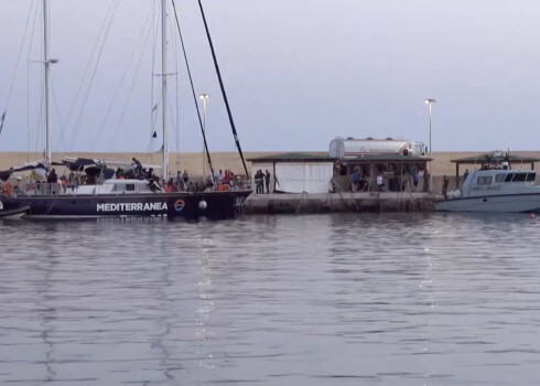 Ostā Itālijā ienāk vēl viens palīdzētāju kuģis ar jūrā izglābtiem bēgļiem