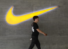 epa07591451 A Chinese man walks past a logo of Nike outside Nike store in Beijing, China, 22 May 2019. A letter signed by 173 companies which including Nike, Adidas, says the US President's decision to raise import tariffs to 25 percent will disproportionately affect the working class after Donald J. Trump increased levies on 200 billion US dollars worth of Chinese imports into the US from 10 percent to 25 percent.  EPA/WU HONG