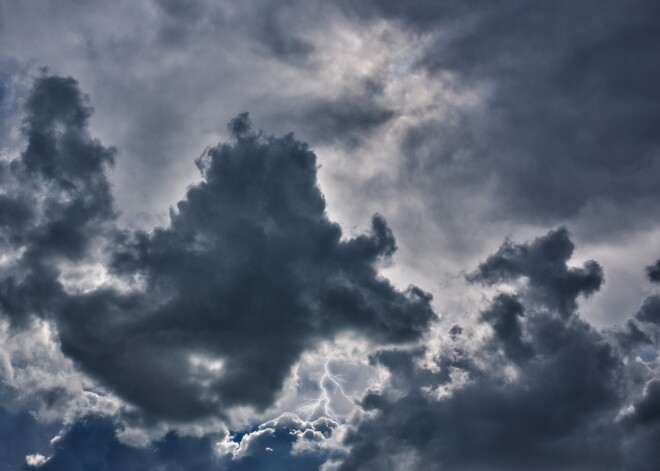 Pērkona negaiss svētdien dažviet atnesīs intensīvu lietu un krusu