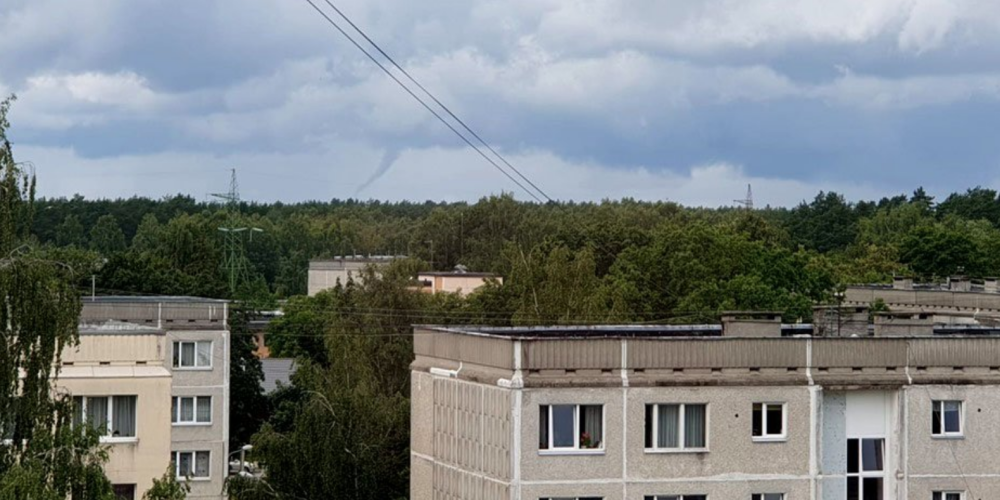 Rīgā novēroti virpuļveida mākoņi, iespējama ielu applūšana