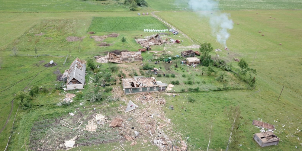 Видео: в одной из волостей Латвии смерч разрушил несколько домов