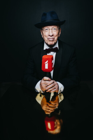 Andrejs Volmārs Latvijas Televīzijā ir jau 50 gadu. Viņš ir viens no iecienītākajiem kultūras apskatniekiem un raidījumu vadītājiem.