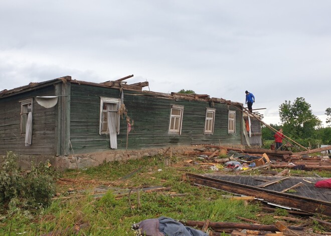 Lūgums palīdzēt: virpuļviesulis Balvu pusē atstājis bez jumta virs galvas 87 gadus vecu sirmgalvi Veroniku un viņas dēlu
