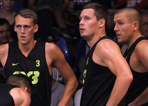 Serbijas basketbolisti uzspieda ļoti fizisku un agresīvu spēli, kas mūsu puišiem nebija diez ko tīkama.