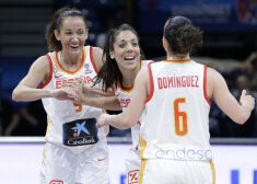 Spānijas basketbolistes līksmo par panākumu.