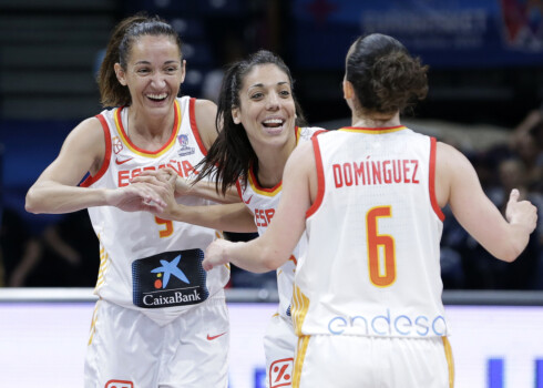 Spānijas basketbolistes līksmo par panākumu.