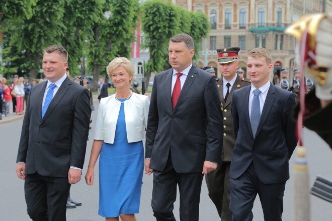 Raimonds Vējonis ar kundzi Ivetu un dēliem Ivo un Nauri (pa labi).