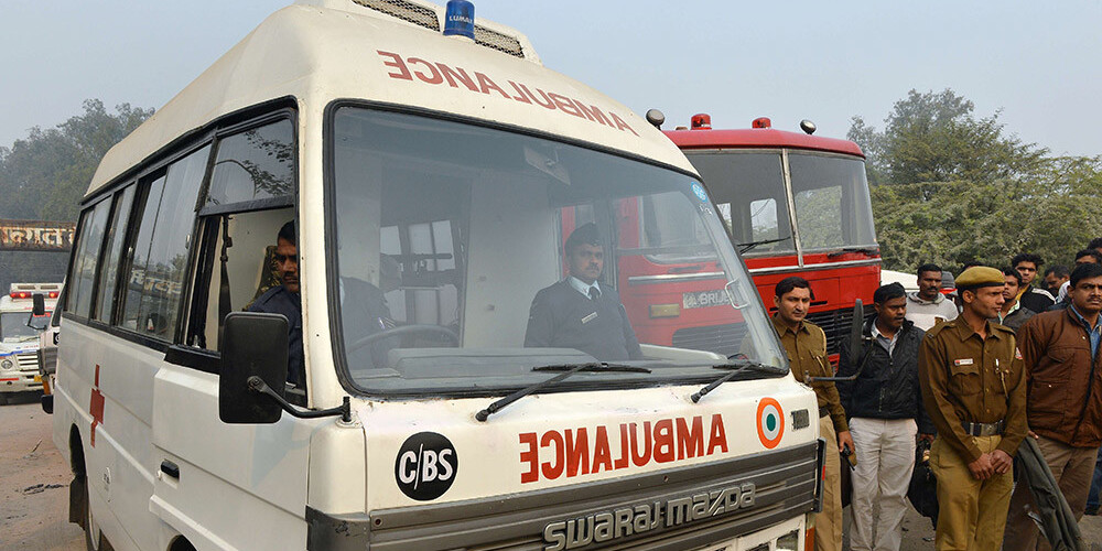 Traģēdija Indijā: autobusa vadītājs aizmieg pie stūres un iegāžas 15 metru dziļā notekgrāvī