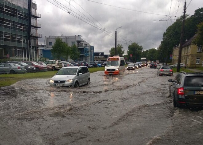 Spēcīgo lietavu dēļ applūdušas vairākas Rīgas ielas; cietušas arī dažu centra skolu telpas