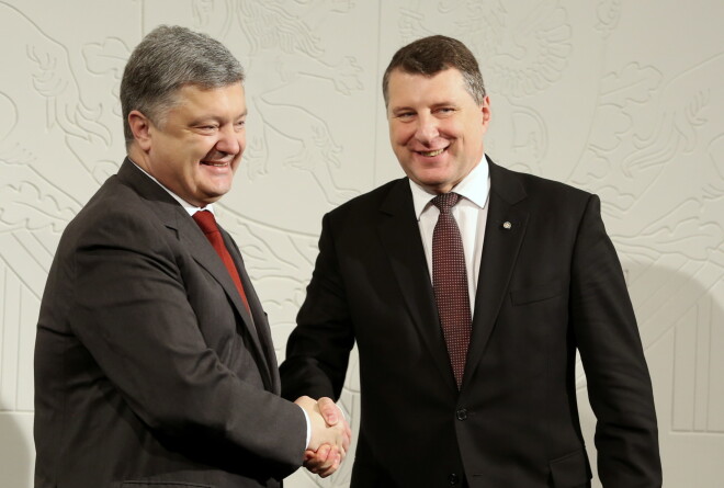 Petro Porošenko (no kreisās) un Raimonds Vējonis