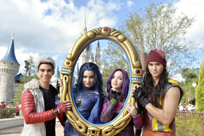 "Disney" filmas "Descendants" zvaigznes 2015. gadā - Kamerons Boiss, Sofija Kārsone, Dova Kemerona un Būbū Stjuarts.