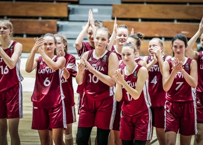 Latvijas U-18 basketbolistes dramatiskā cīņā pieveic Lietuvu un turpina Eiropas čempionātu bez zaudējumiem