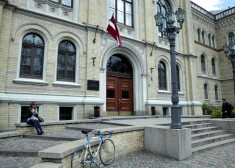 Ieeja Latvijas Universitātes ēkā.